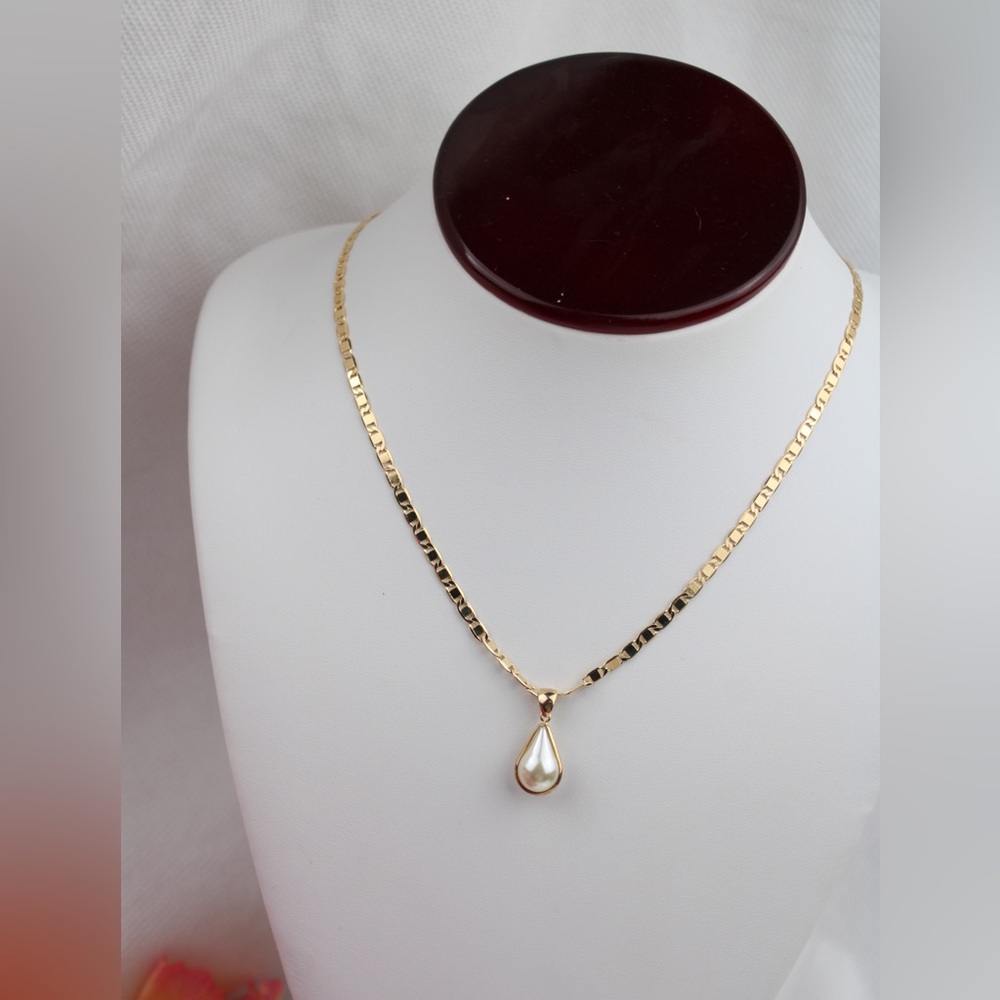 18k Gold filled chain with pendant 18”